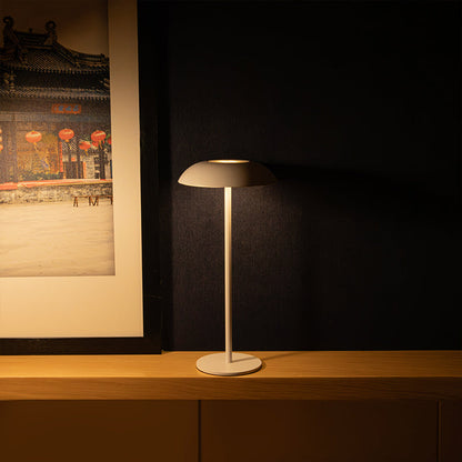 IronGlow | Elegant & Genopladelig Bordlampe