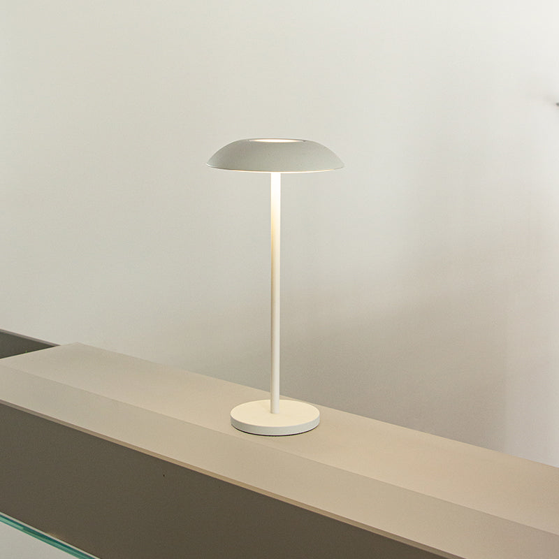 IronGlow | Elegant & Genopladelig Bordlampe