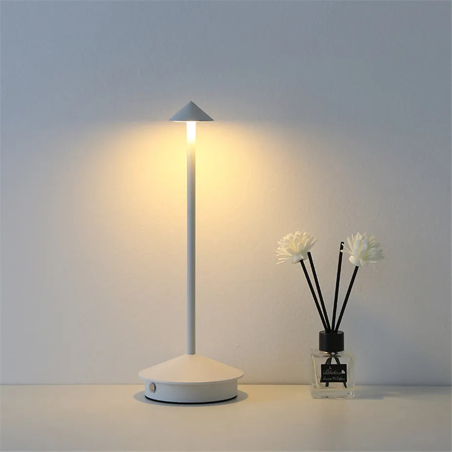 ArrowGlow | Unik Trådløs Bordlampe