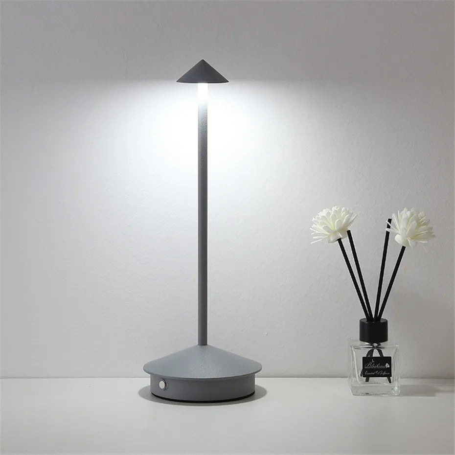 ArrowGlow | Unik Trådløs Bordlampe