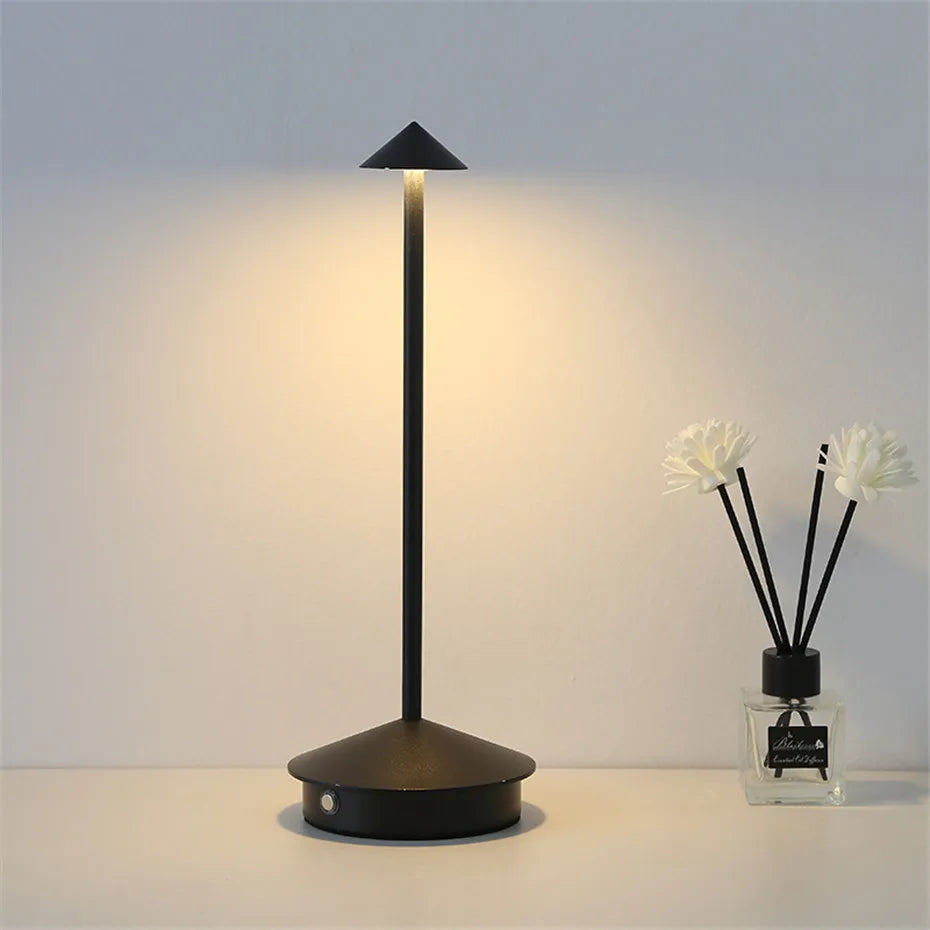 ArrowGlow | Unik Trådløs Bordlampe