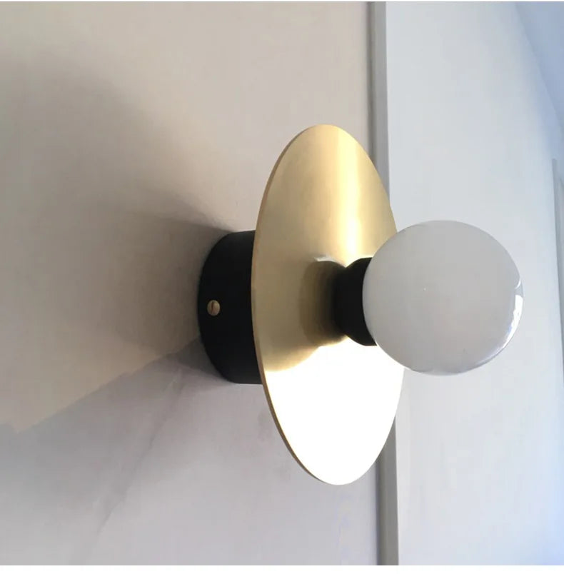 AuraDisc | Minimalistisk Væglampe med Messingdetaljer