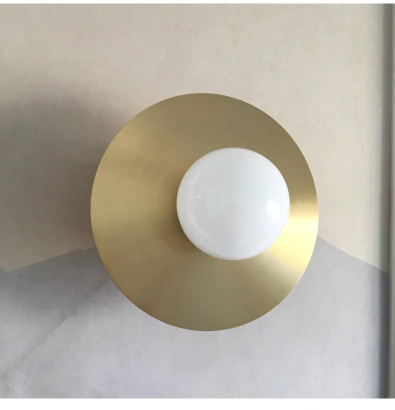 AuraDisc | Minimalistisk Væglampe med Messingdetaljer