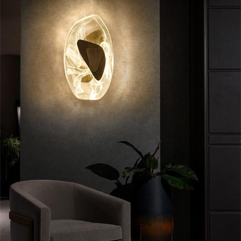 AuraGlass | Moderne væglampe i klart glas med kunstnerisk form og varmt LED-lys