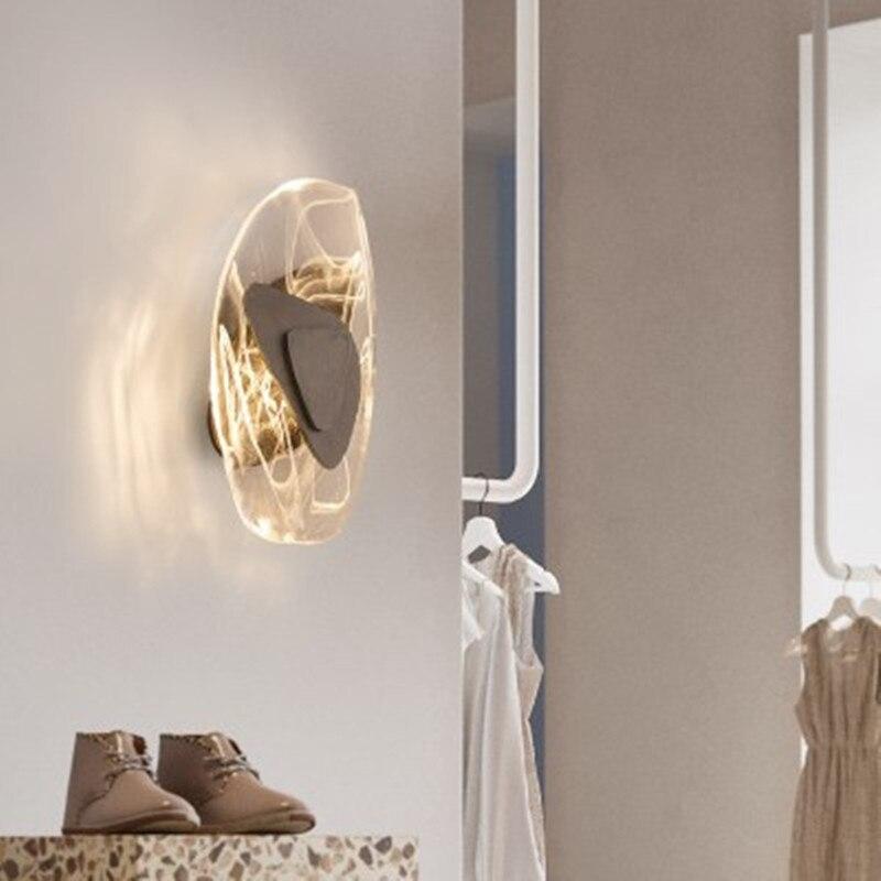 AuraGlass | Moderne væglampe i klart glas med kunstnerisk form og varmt LED-lys