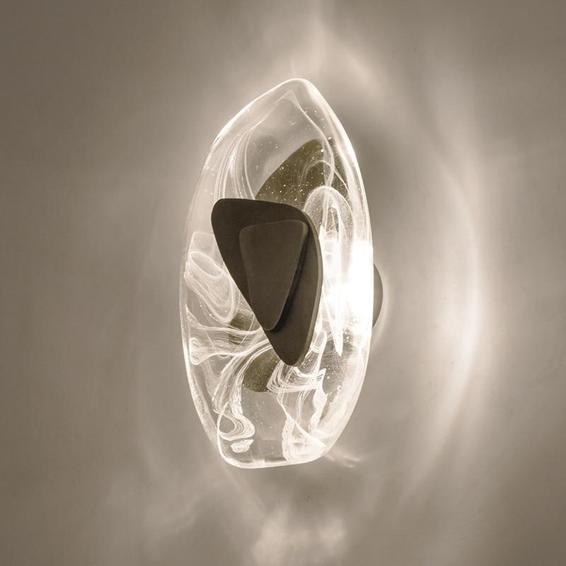 AuraGlass | Moderne væglampe i klart glas med kunstnerisk form og varmt LED-lys