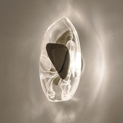 AuraGlass | Moderne væglampe i klart glas med kunstnerisk form og varmt LED-lys