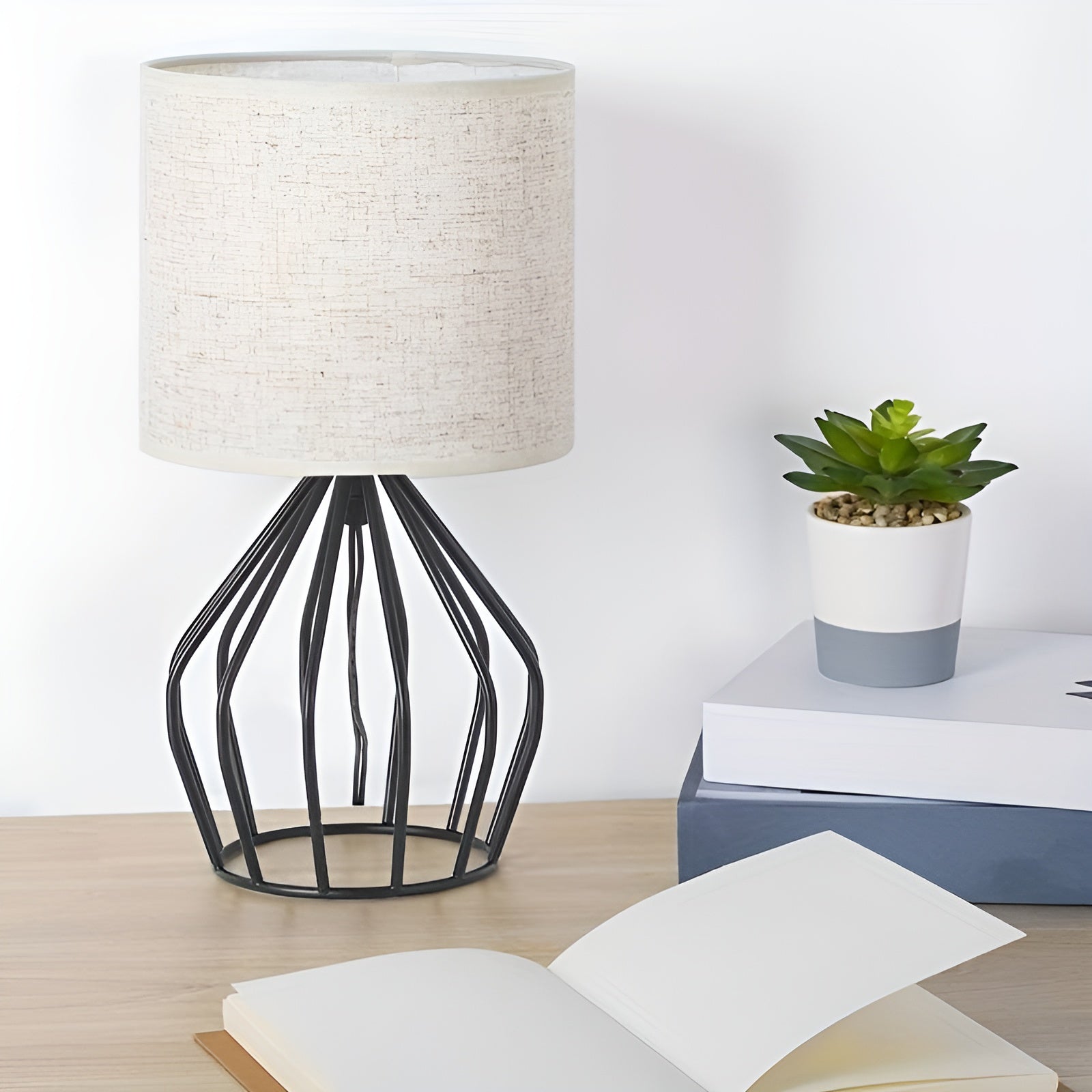 CageCraft | Stilfuld Metal Bordlampe
