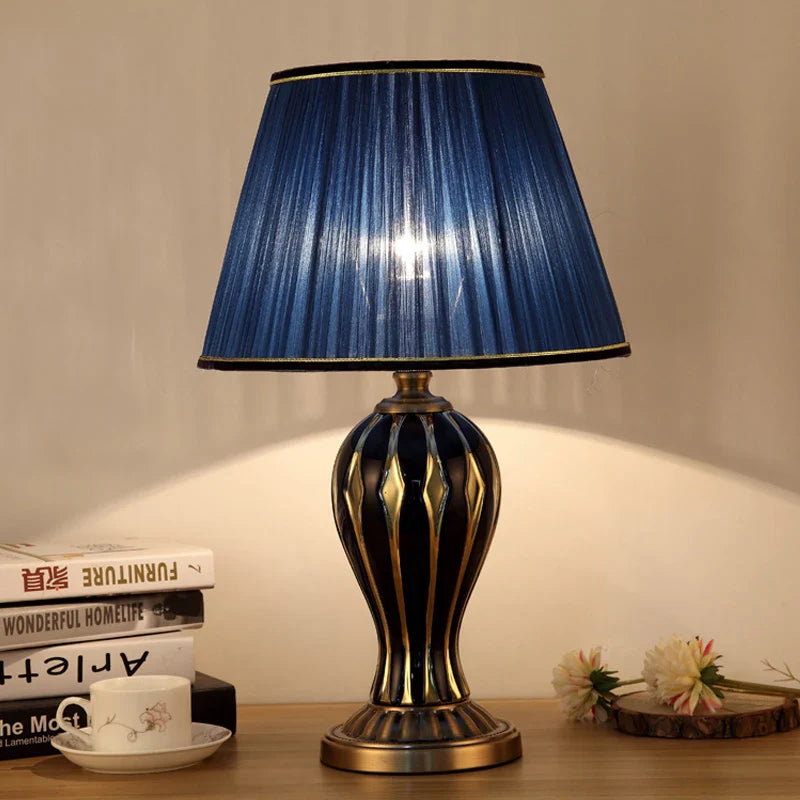 CeramicGlow | Klassisk Bordlampe i Antik Design