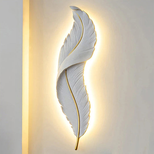 GoldenPlume | Naturinspireret LED væglampe med fjerdesign og varm glød