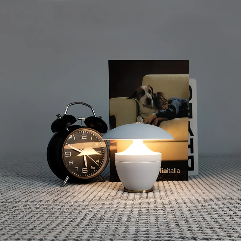 MicroLume | Kompakt og Stilfuld Skrivebordslampe