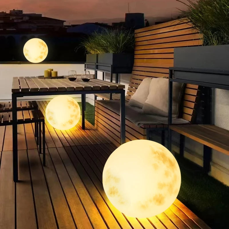 MoonAura | Måneformet havelampe med blødt LED-lys og USB-opladning