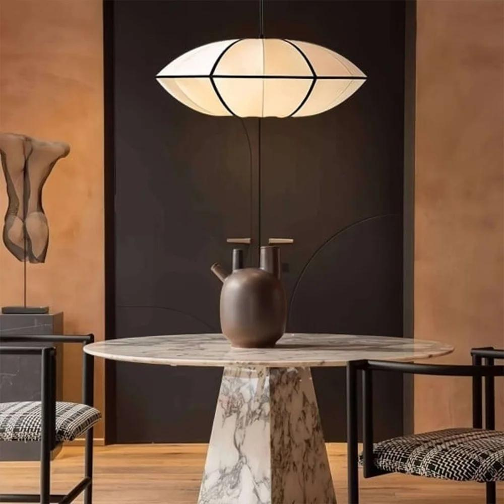 OvalBeam | Ufo-inspireret bordlampe med blødt stoflys