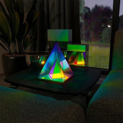 PrismGlow | Multifarvet Pyramidelampe
