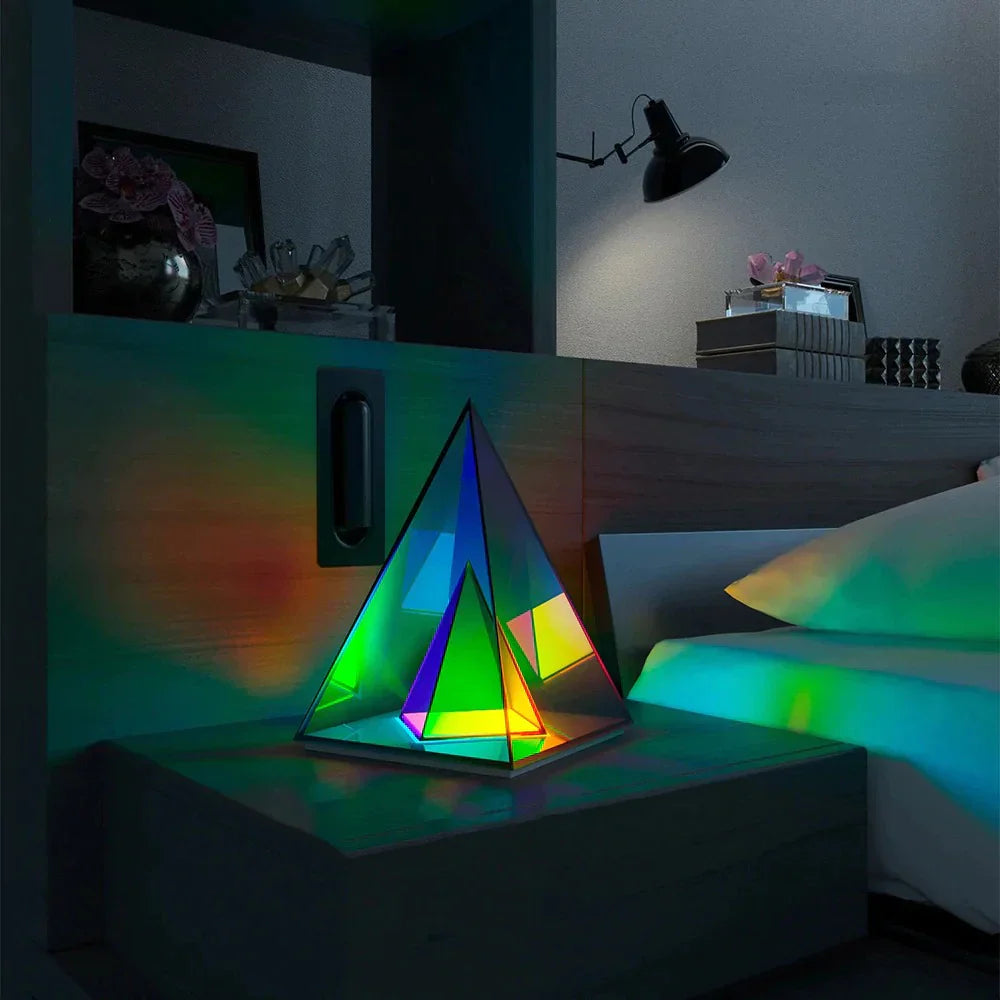 PrismGlow | Multifarvet Pyramidelampe