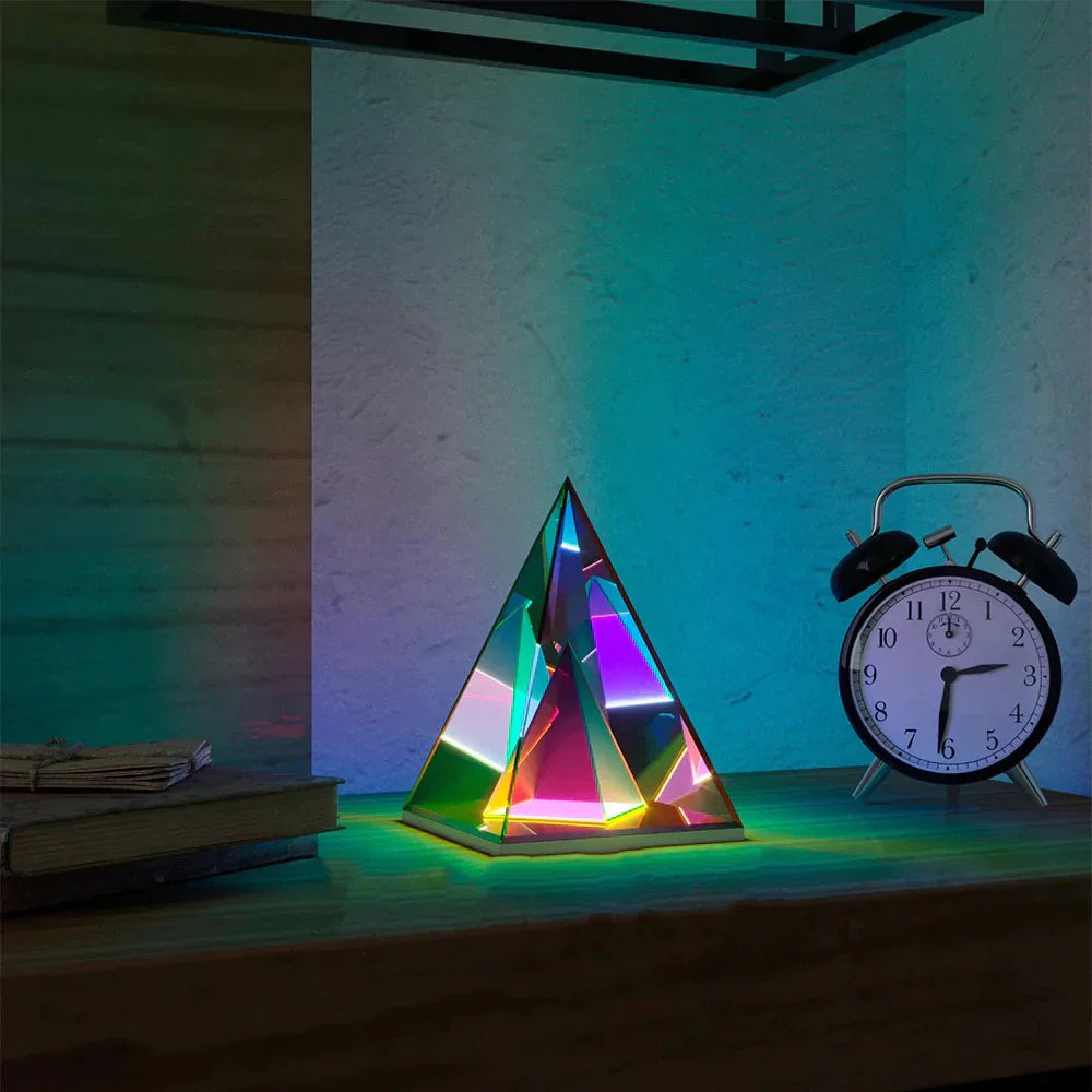 PrismGlow | Multifarvet Pyramidelampe