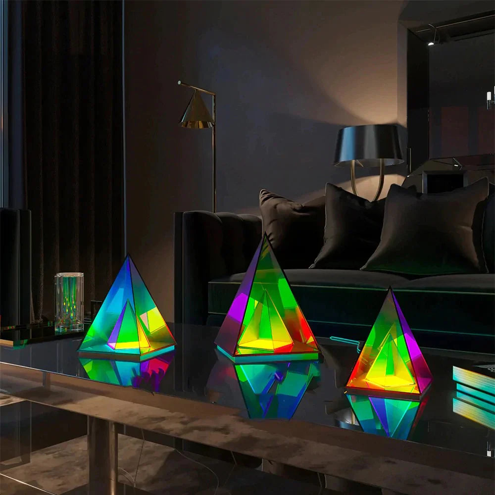 PrismGlow | Multifarvet Pyramidelampe