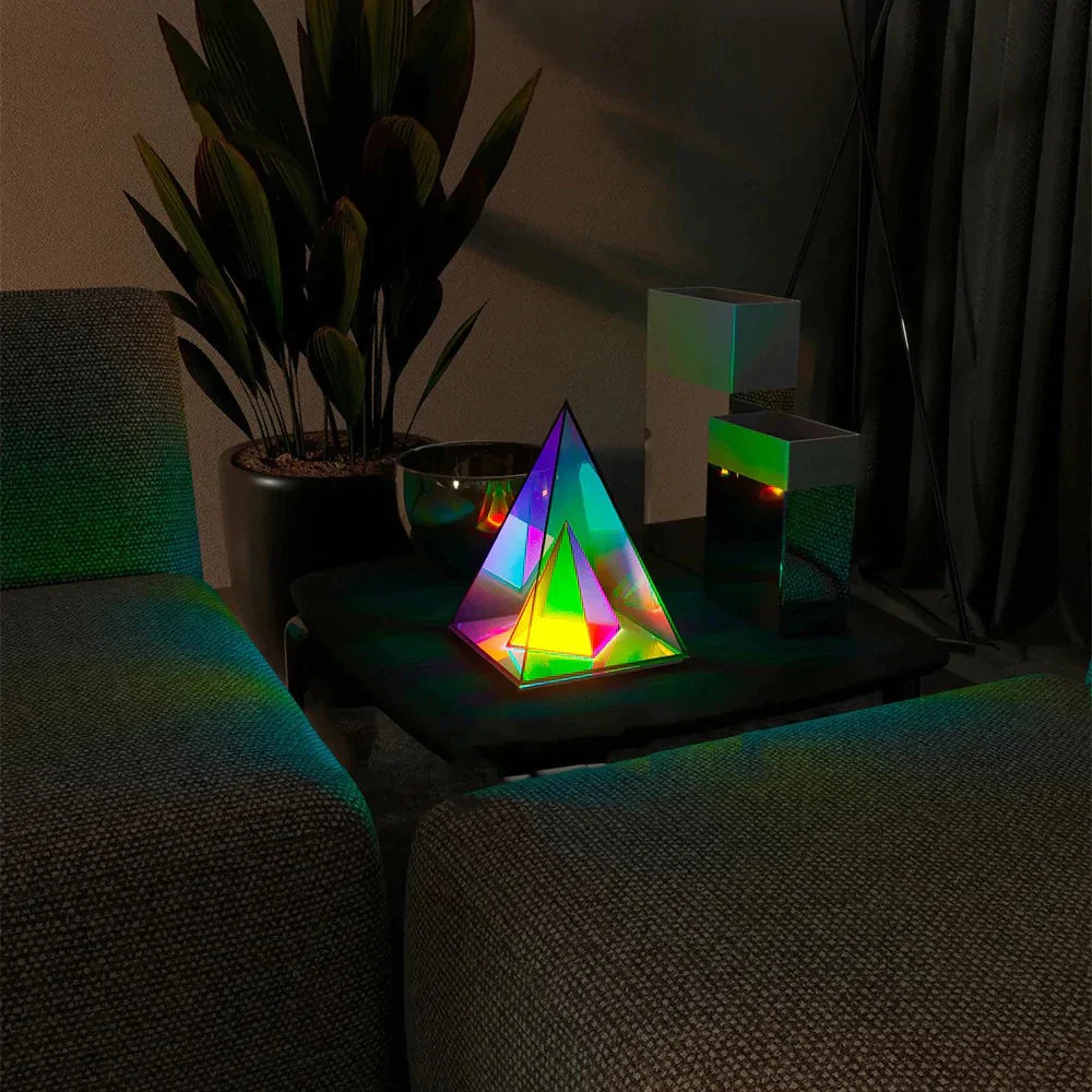 PrismGlow | Multifarvet Pyramidelampe