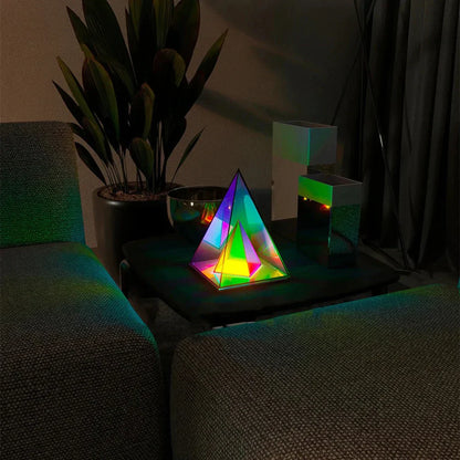 PrismGlow | Multifarvet Pyramidelampe