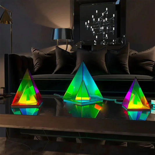 PrismGlow | Multifarvet Pyramidelampe