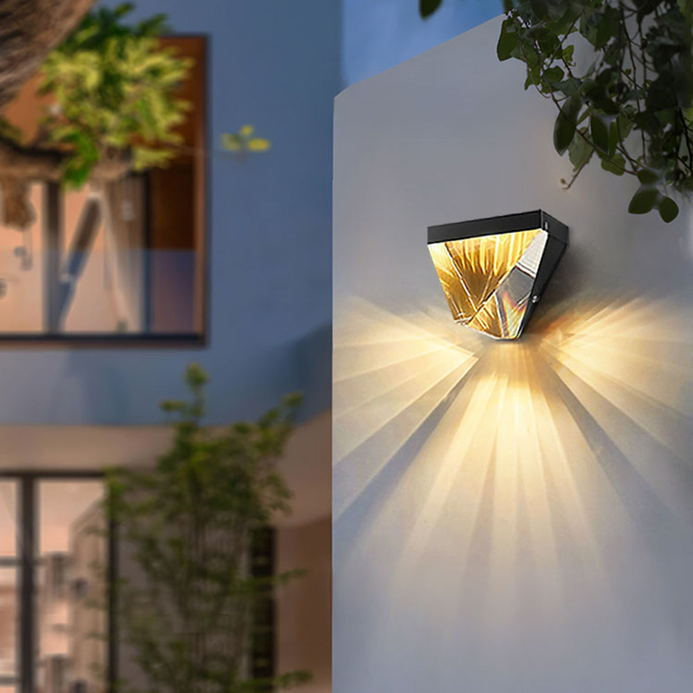 PrismaGlow | Gylden Diamant Væglampe
