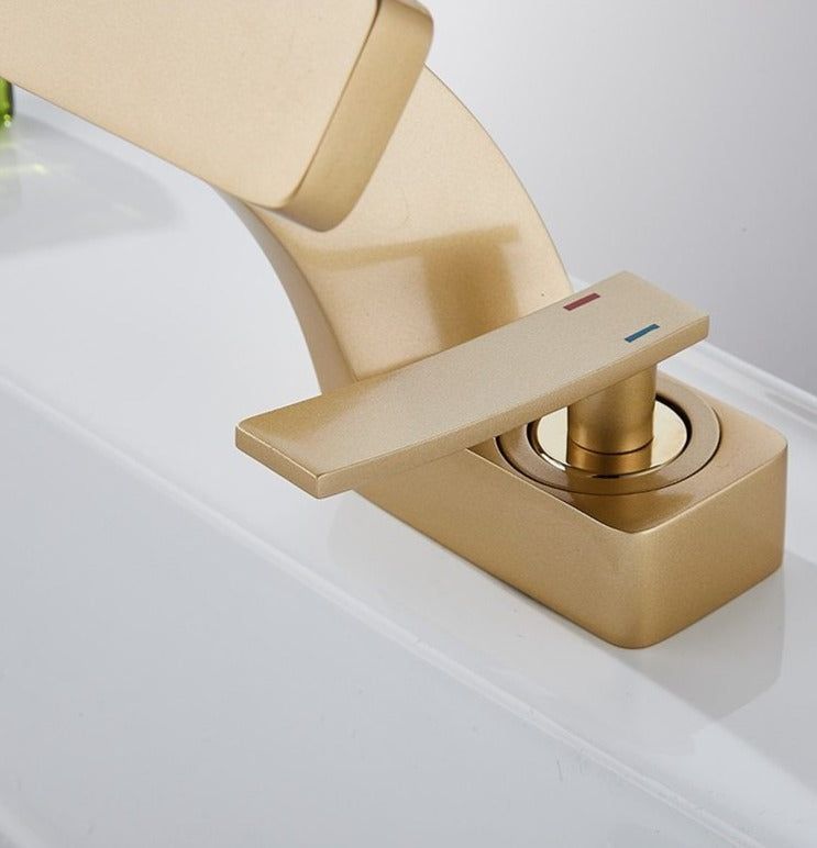 SleekFlow | Kurvet vandhane i moderne design
