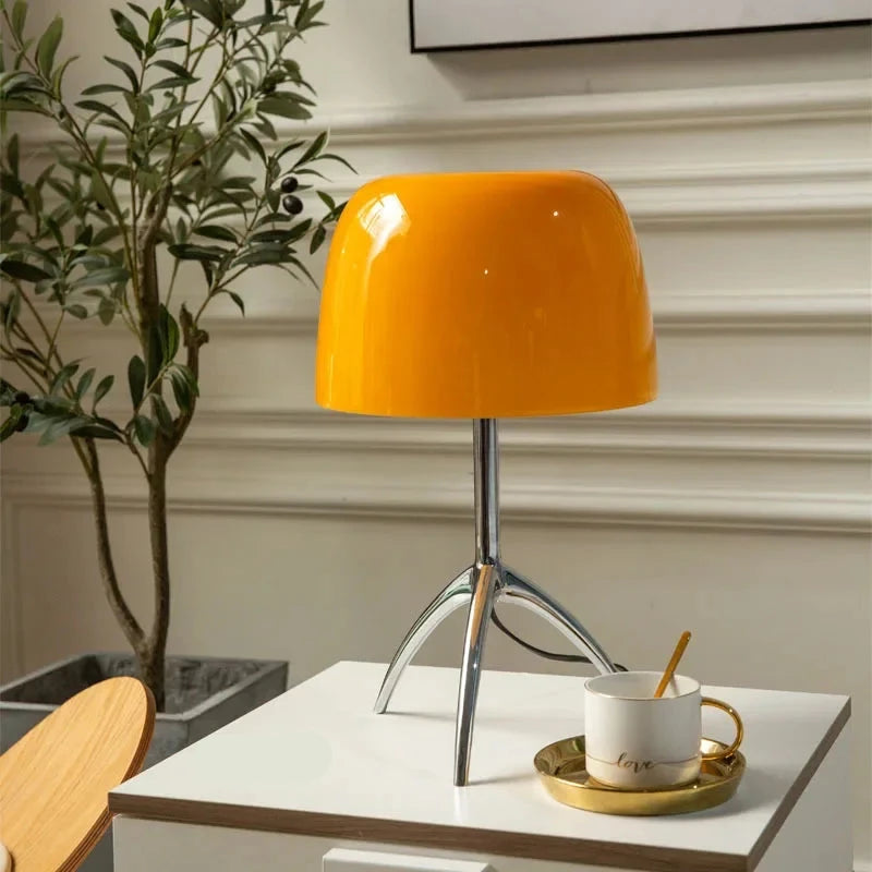 TripodLuxe | Moderne bordlampe med elegant tripod-base