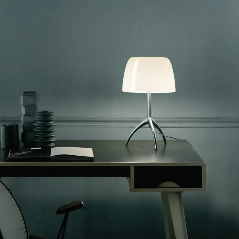 TripodLuxe | Moderne bordlampe med elegant tripod-base