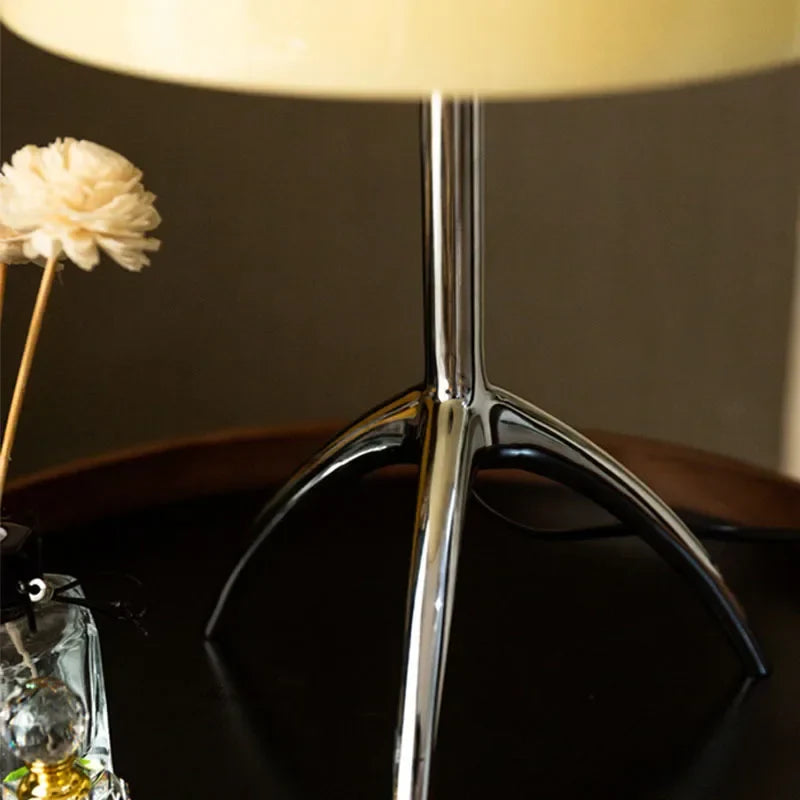 TripodLuxe | Moderne bordlampe med elegant tripod-base