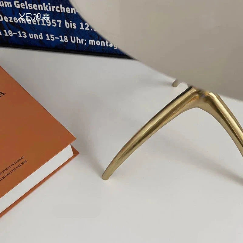 TripodLuxe | Moderne bordlampe med elegant tripod-base