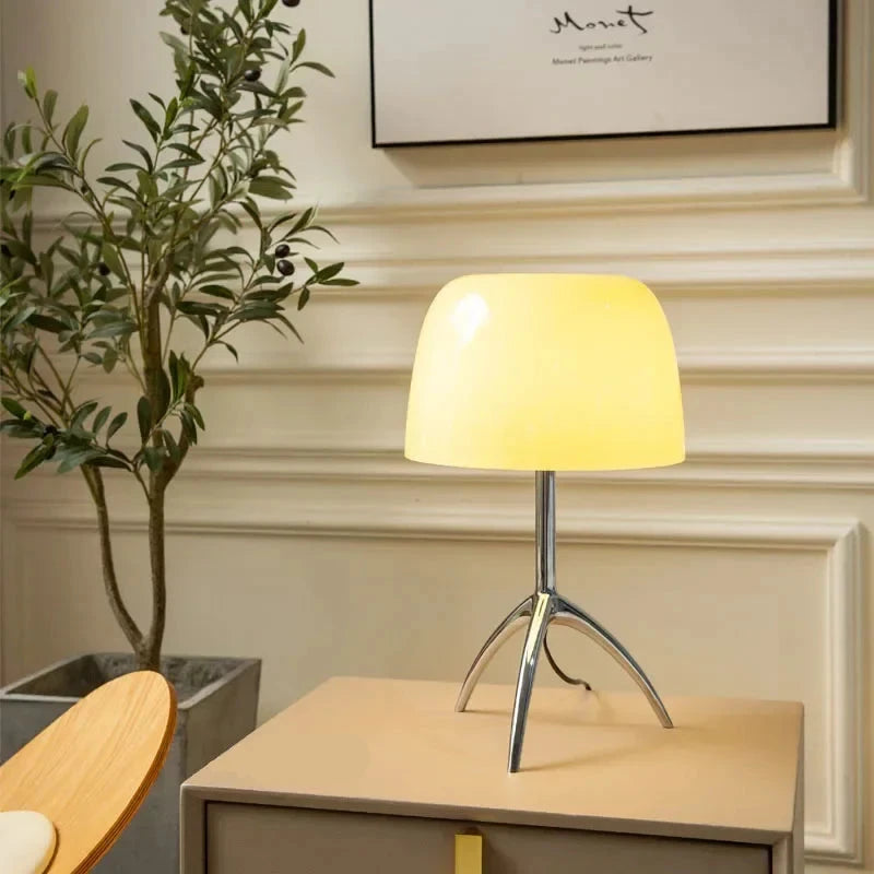 TripodLuxe | Moderne bordlampe med elegant tripod-base