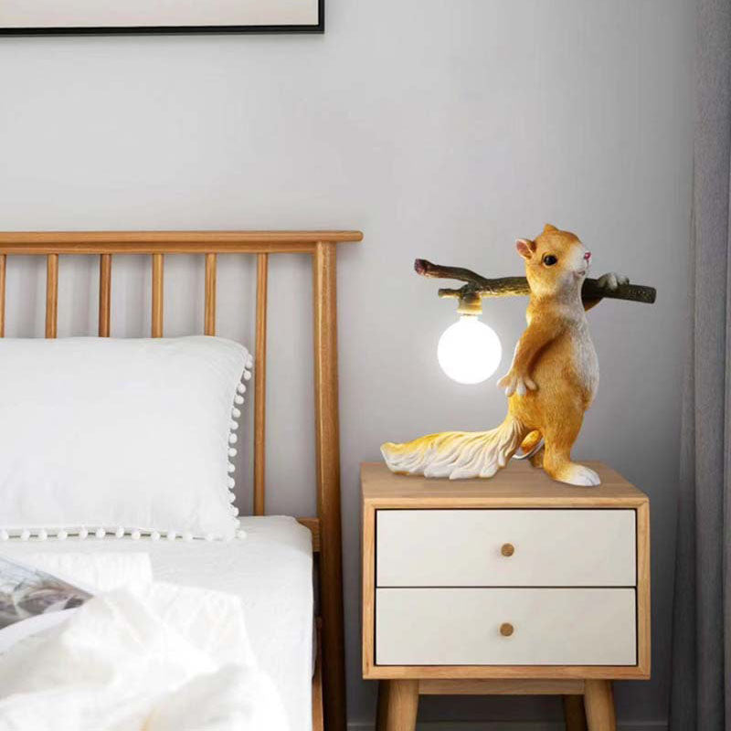 TwinkleTwig | Naturinspireret Egern & Trunk Design Bordlampe