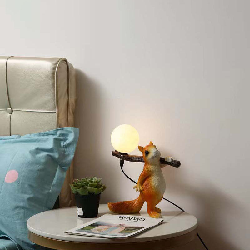 TwinkleTwig | Naturinspireret Egern & Trunk Design Bordlampe