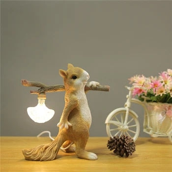TwinkleTwig | Naturinspireret Egern & Trunk Design Bordlampe