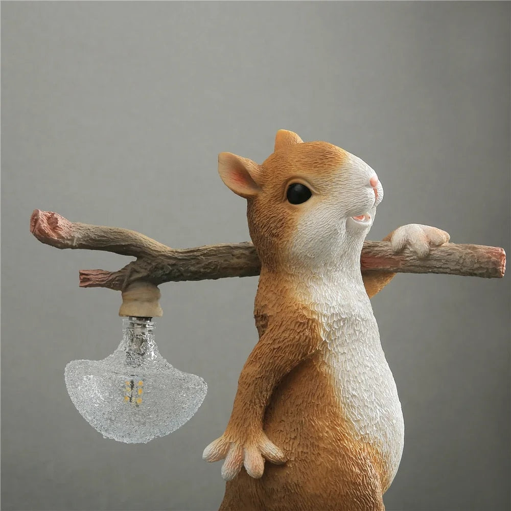 TwinkleTwig | Naturinspireret Egern & Trunk Design Bordlampe