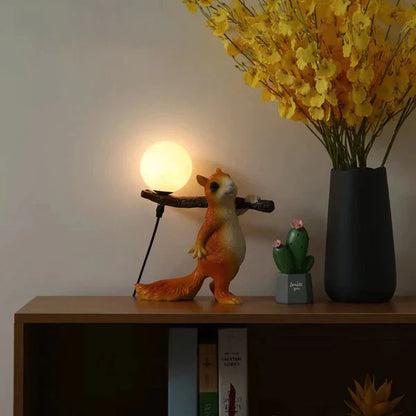 TwinkleTwig | Naturinspireret Egern & Trunk Design Bordlampe