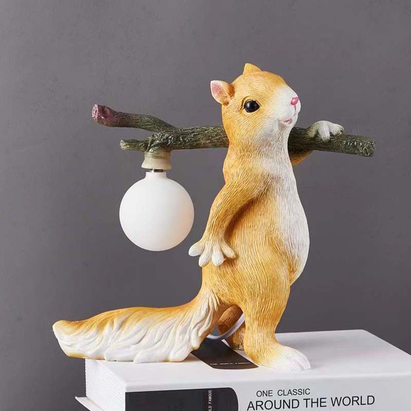 TwinkleTwig | Naturinspireret Egern & Trunk Design Bordlampe