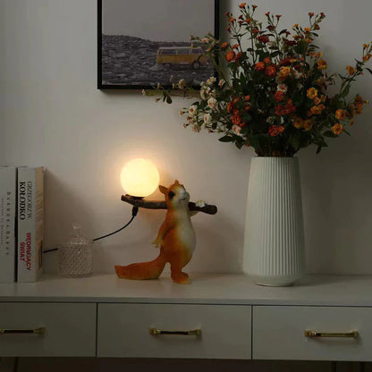 TwinkleTwig | Naturinspireret Egern & Trunk Design Bordlampe