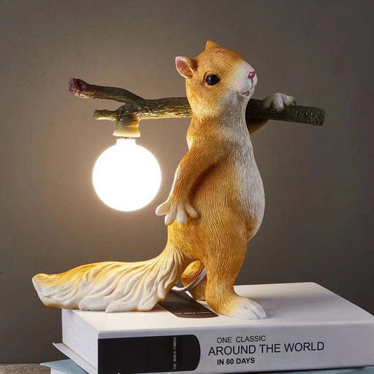 TwinkleTwig | Naturinspireret Egern & Trunk Design Bordlampe