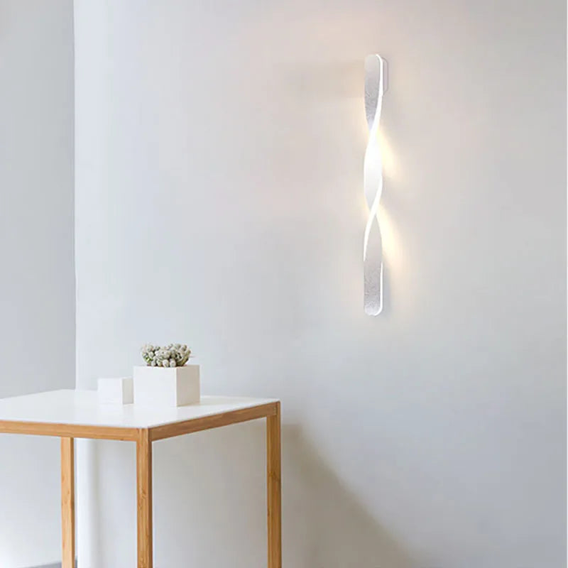 TwistLuxe | Elegant LED Væglampe med Moderne Twist