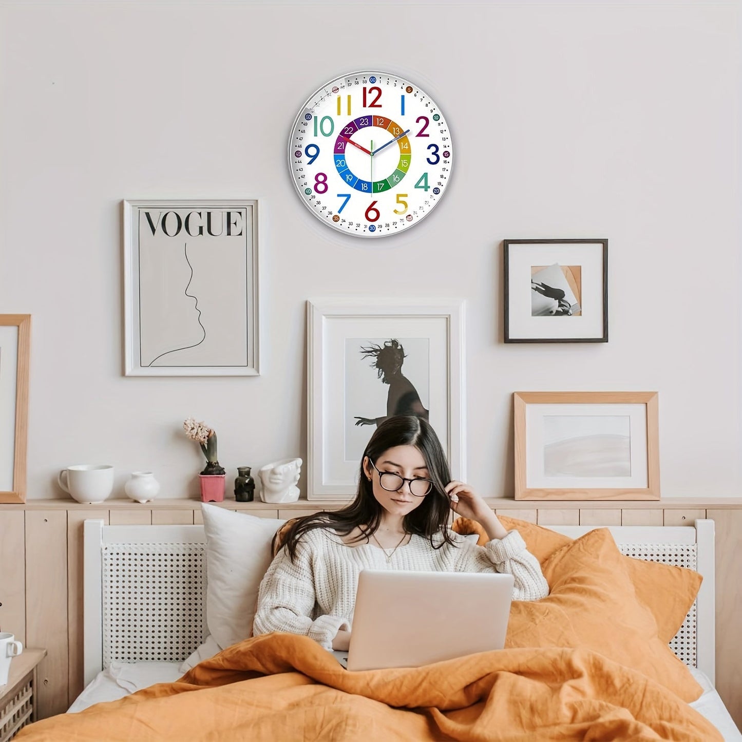 VibrantClock | Moderne Farverig Vægklokke
